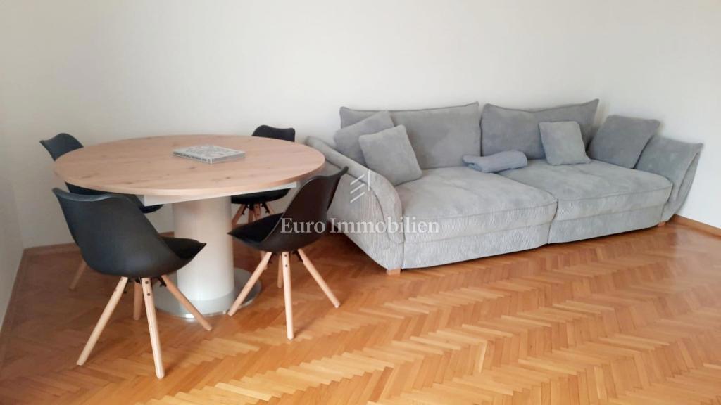 Trisobni apartma le 200 metrov od morja, Malinska