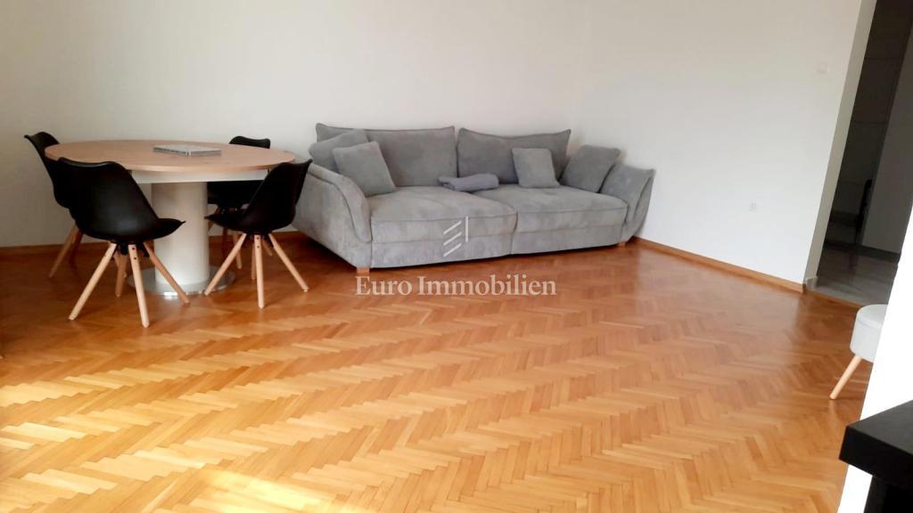 Trisobni apartma le 200 metrov od morja, Malinska