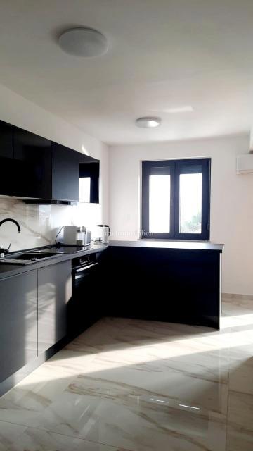 Trisobni apartma le 200 metrov od morja, Malinska
