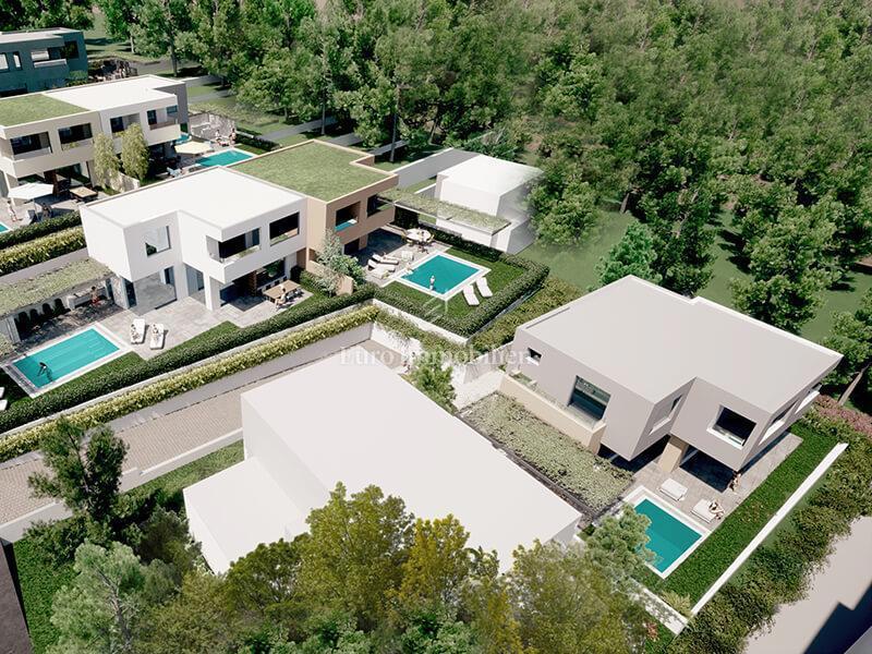 Vila z bazenom in prostornim vrtom nad Makarsko
