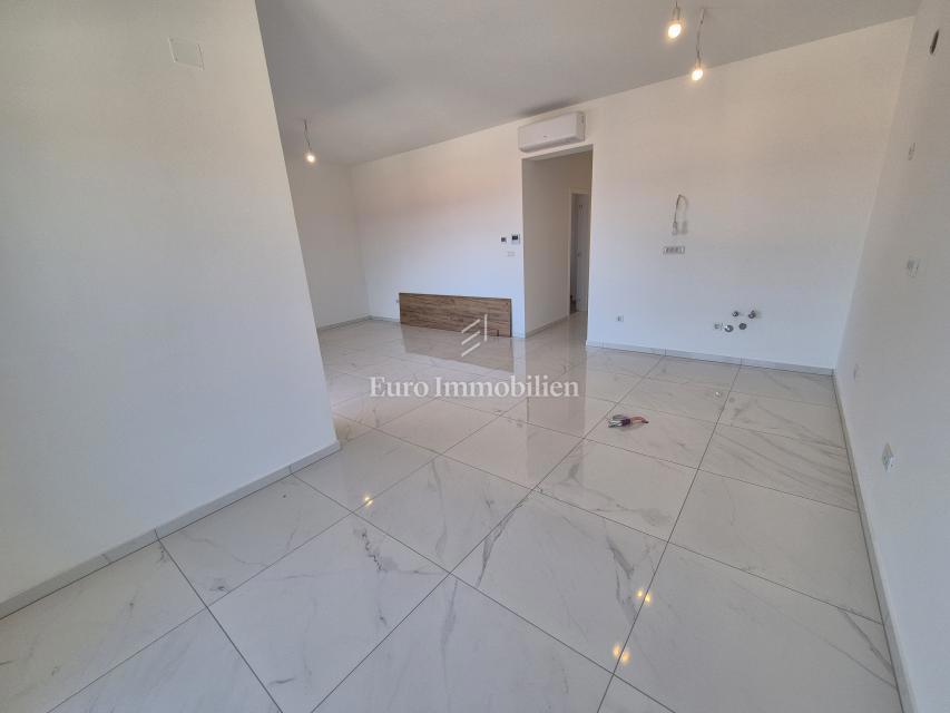 Malinska – Novogradnja, odlična zasnova apartmana, vrt!