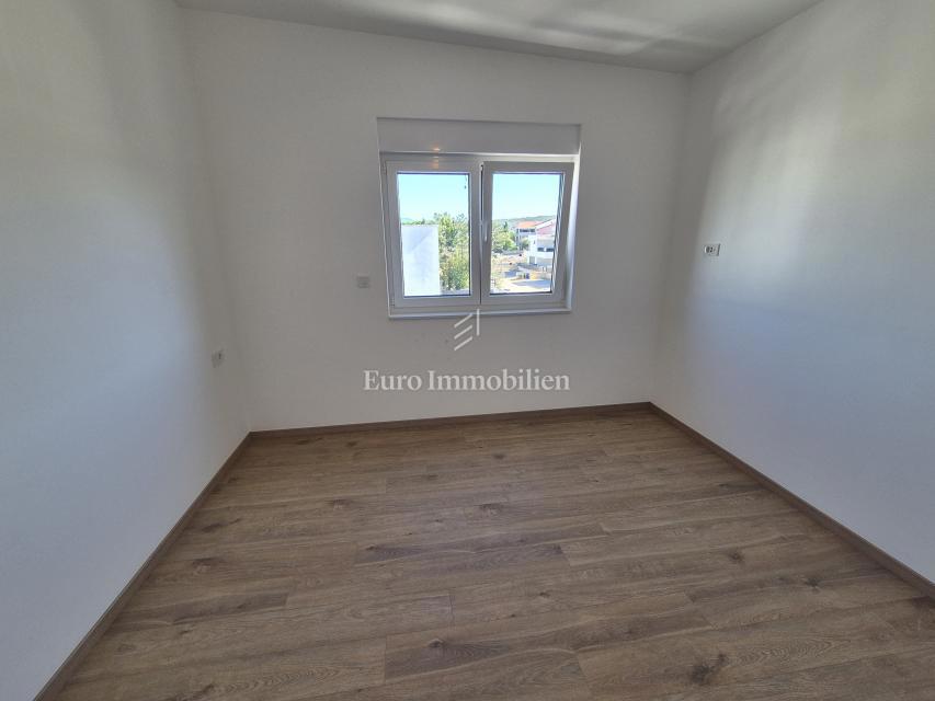 Malinska – Novogradnja, odlična zasnova apartmana, vrt!