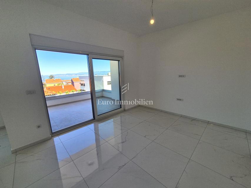 Malinska – Novogradnja, odlična zasnova apartmana, vrt!