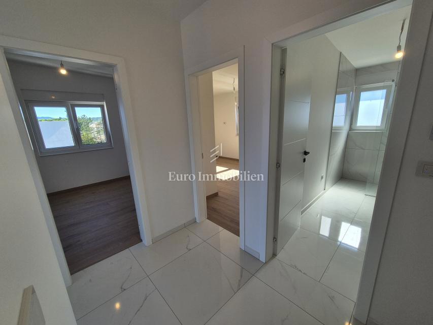 Malinska – Novogradnja, odlična zasnova apartmana, vrt!