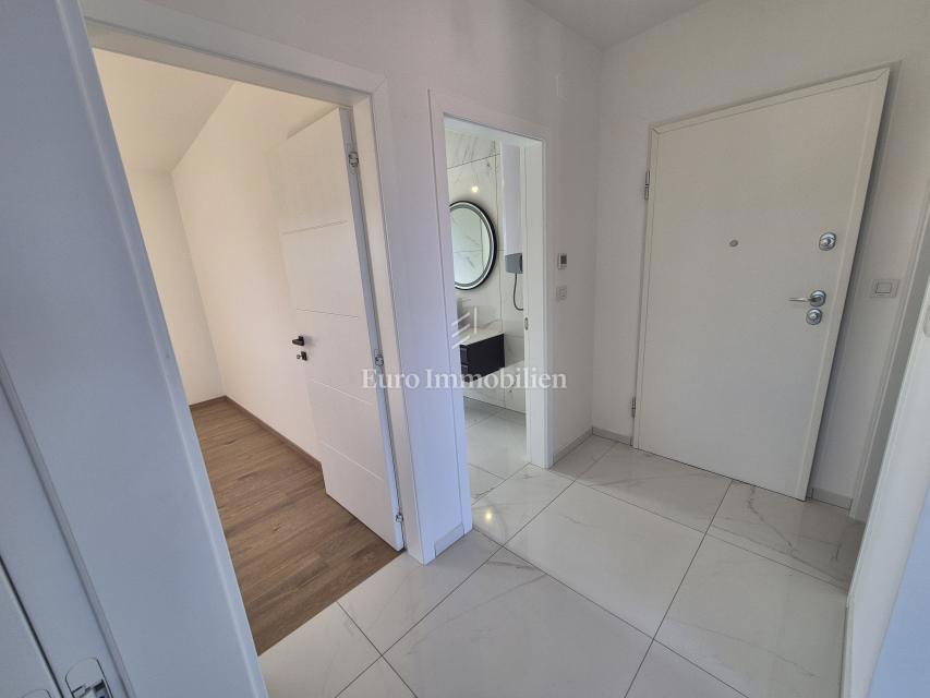 Malinska – Novogradnja, odlična zasnova apartmana, vrt!