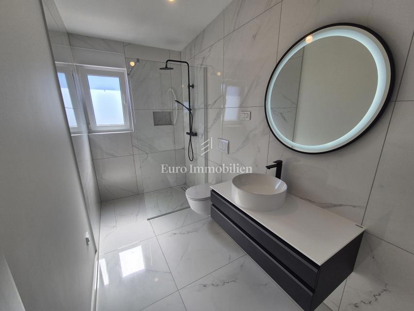 Malinska – Novogradnja, odlična zasnova apartmana, vrt!