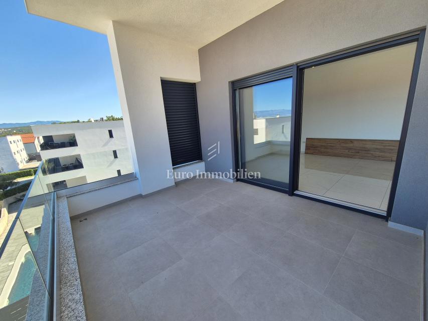 Malinska – Novogradnja, odlična zasnova apartmana, vrt!