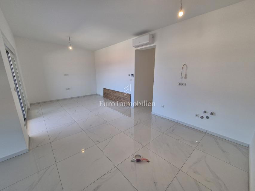 Malinska – Novogradnja, odlična zasnova apartmana, vrt!