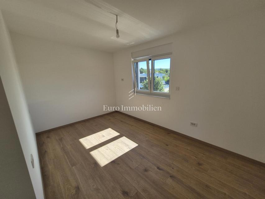 Malinska – Novogradnja, odlična zasnova apartmana, vrt!