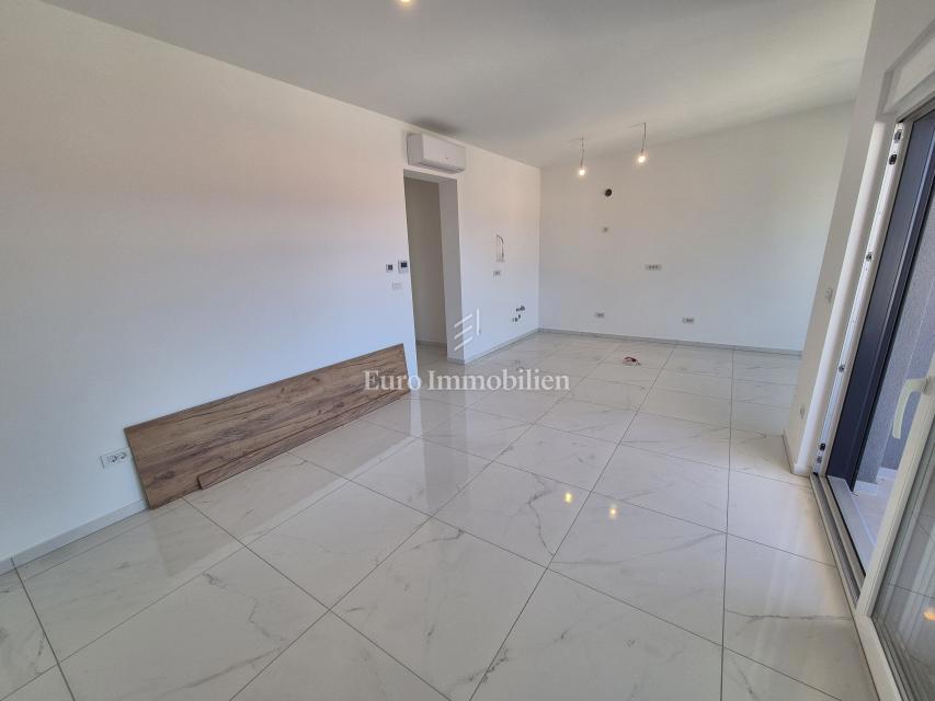 Malinska – Novogradnja, odlična zasnova apartmana, vrt!