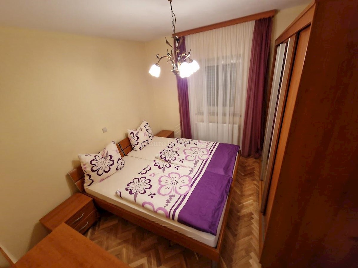 Samostojna hiša z dvema apartmajema v bližini morja