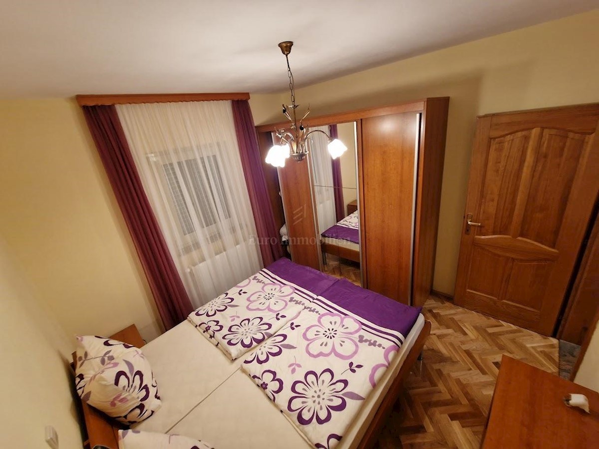 Samostojna hiša z dvema apartmajema v bližini morja