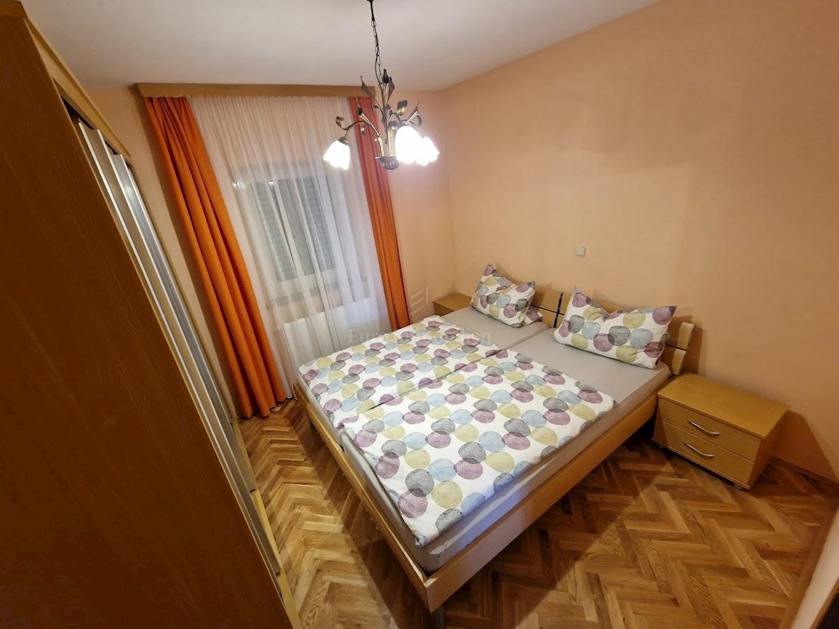 Samostojna hiša z dvema apartmajema v bližini morja