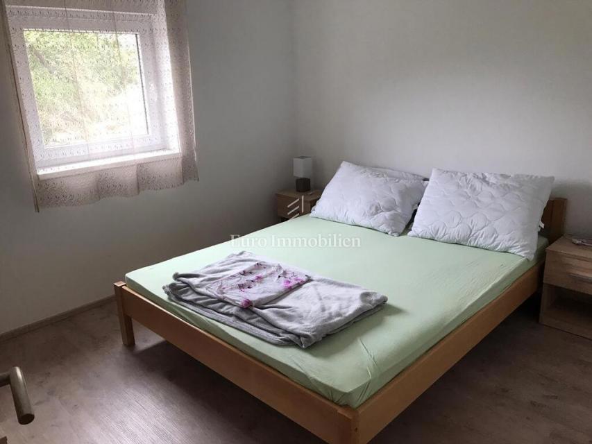 Lukovo hiša s štirimi stanovanji