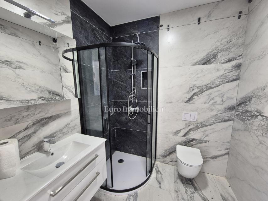 Apartma s čudovitim pogledom na morje - novogradnja v zalivu Soline 