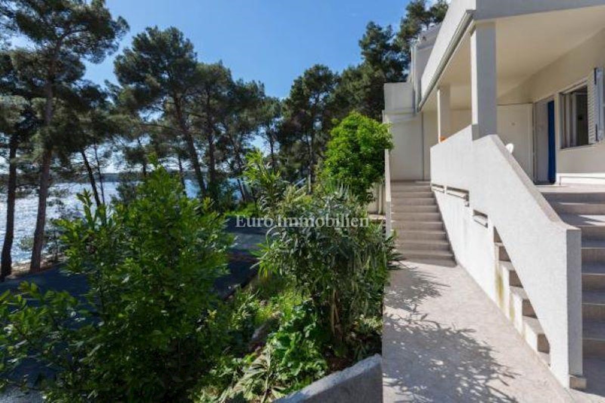 Kuća s bazenom prvi red do mora, Mali Lošinj