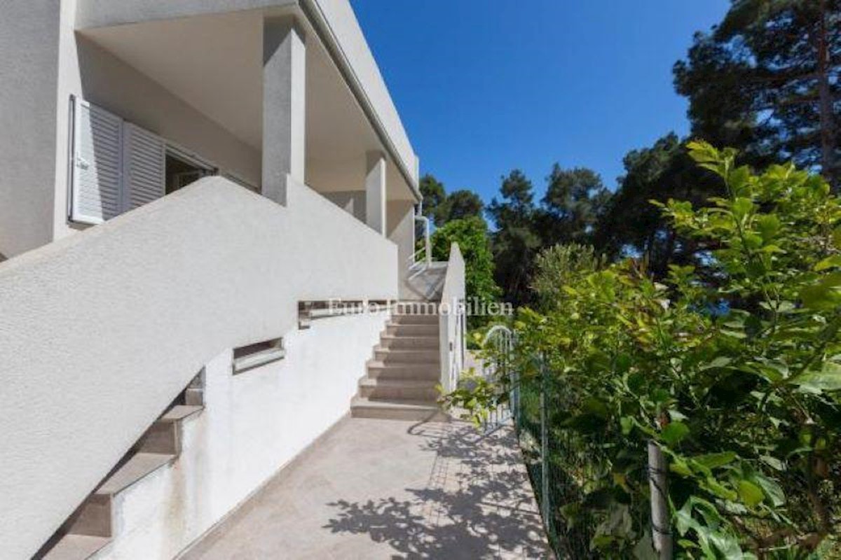 Kuća s bazenom prvi red do mora, Mali Lošinj