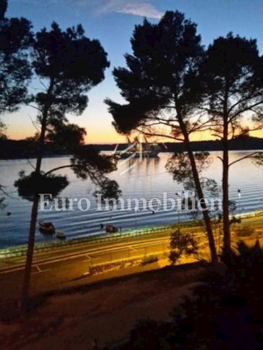Kuća s bazenom prvi red do mora, Mali Lošinj