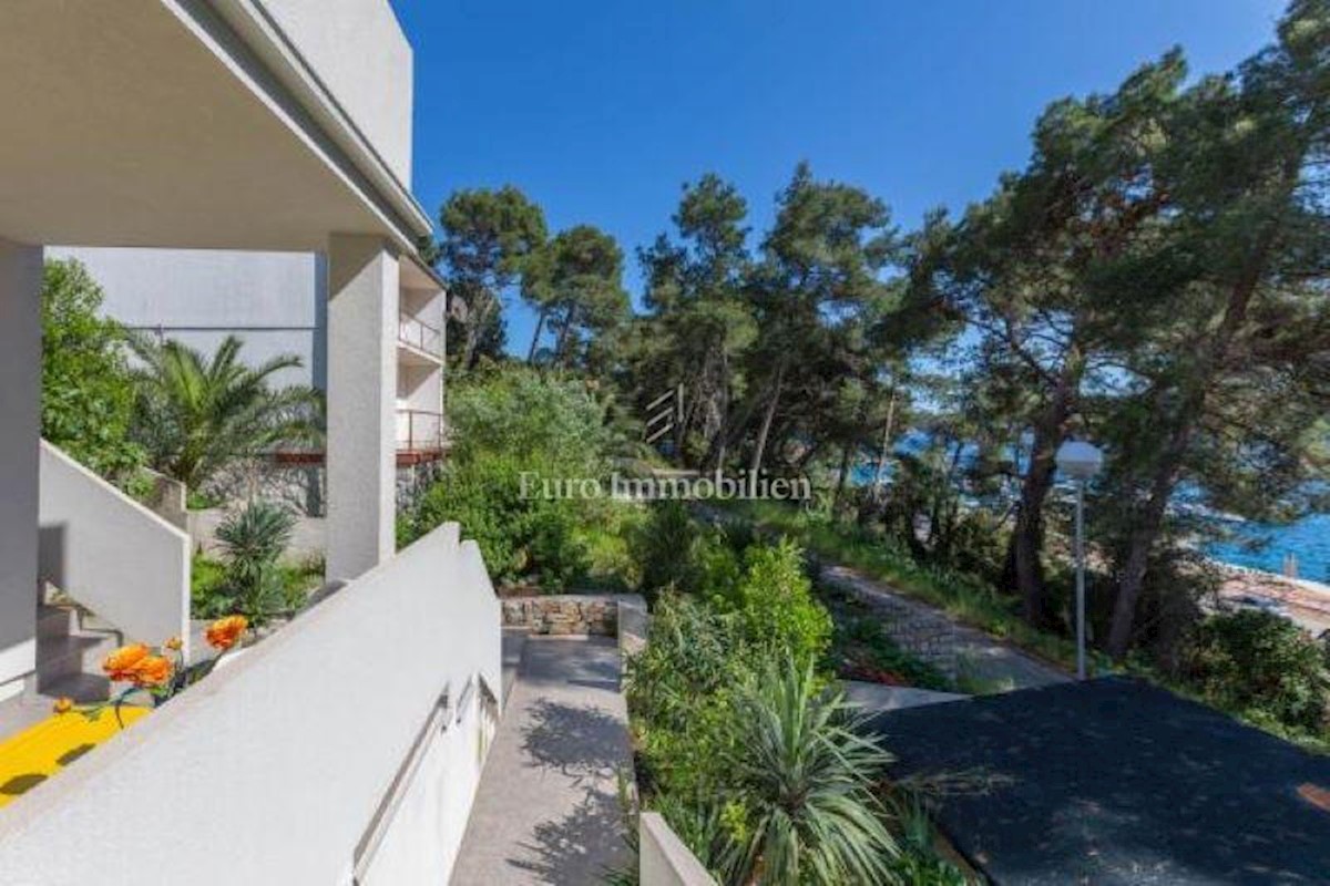 Kuća s bazenom prvi red do mora, Mali Lošinj