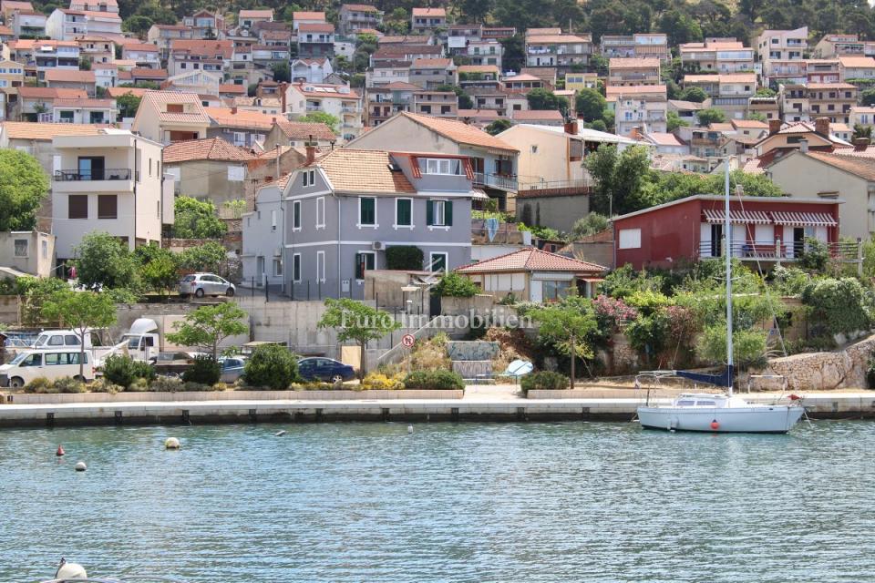 Hiša s pogledom na morje v bližini plaže Banj - Šibenik