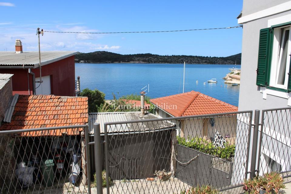 Hiša s pogledom na morje v bližini plaže Banj - Šibenik
