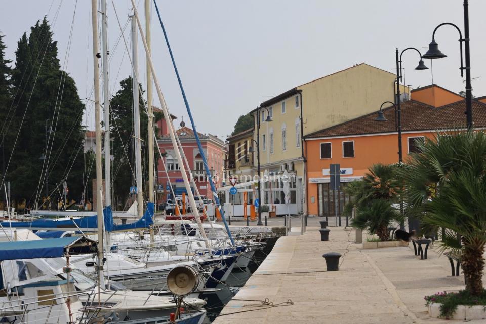 NOVIGRAD - sStanovanje v drugem nadstropju v centru mesta