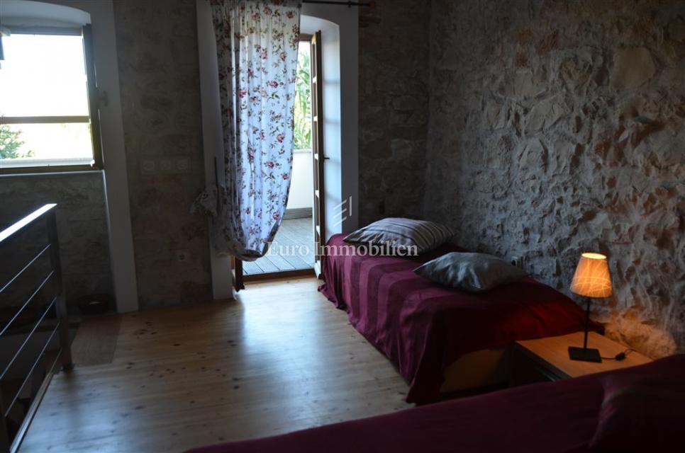 Prostorna hiša na otoku Suško