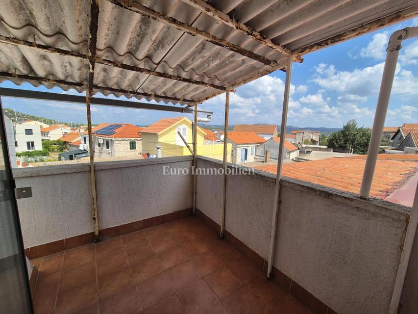 Betina, kamnita hiša s pogledom na morje s terase
