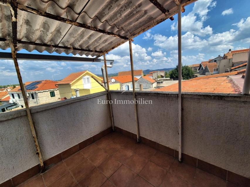 Betina, kamnita hiša s pogledom na morje s terase