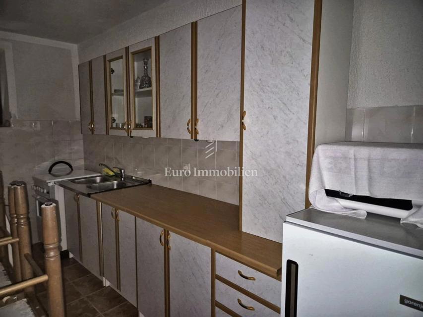 Betina, kamnita hiša s pogledom na morje s terase