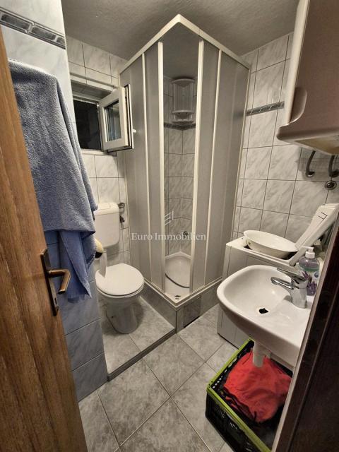 Betina, kamnita hiša s pogledom na morje s terase