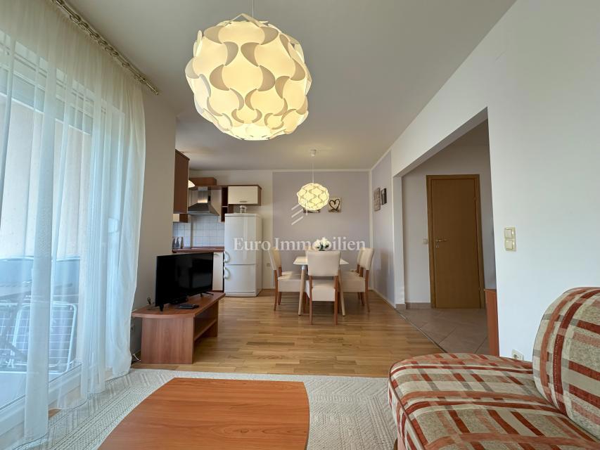 Opremljen apartma 100 metrov od morja!