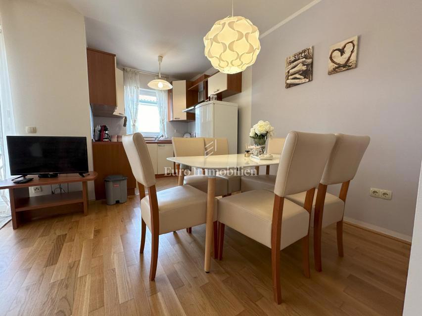 Opremljen apartma 100 metrov od morja!