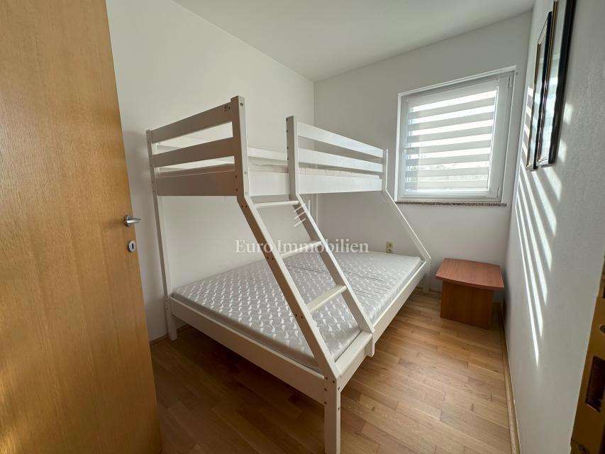 Opremljen apartma 100 metrov od morja!