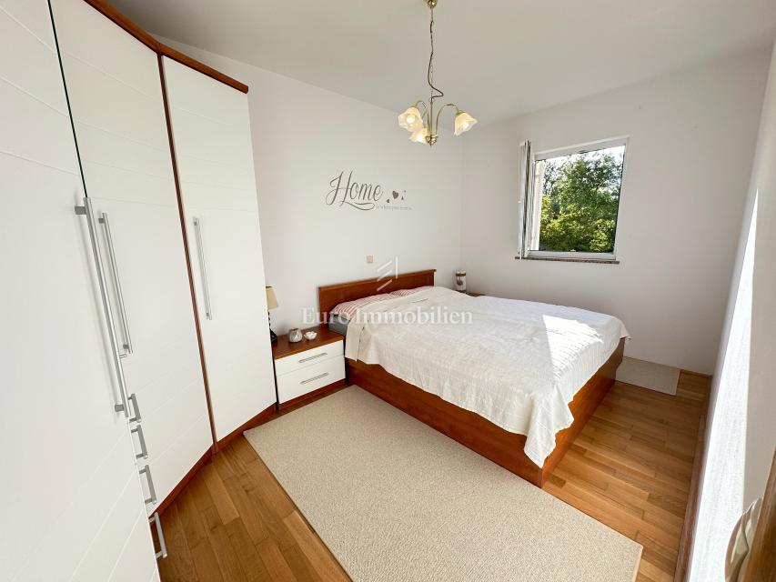 Opremljen apartma 100 metrov od morja!