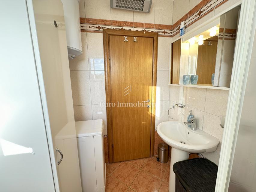 Opremljen apartma 100 metrov od morja!