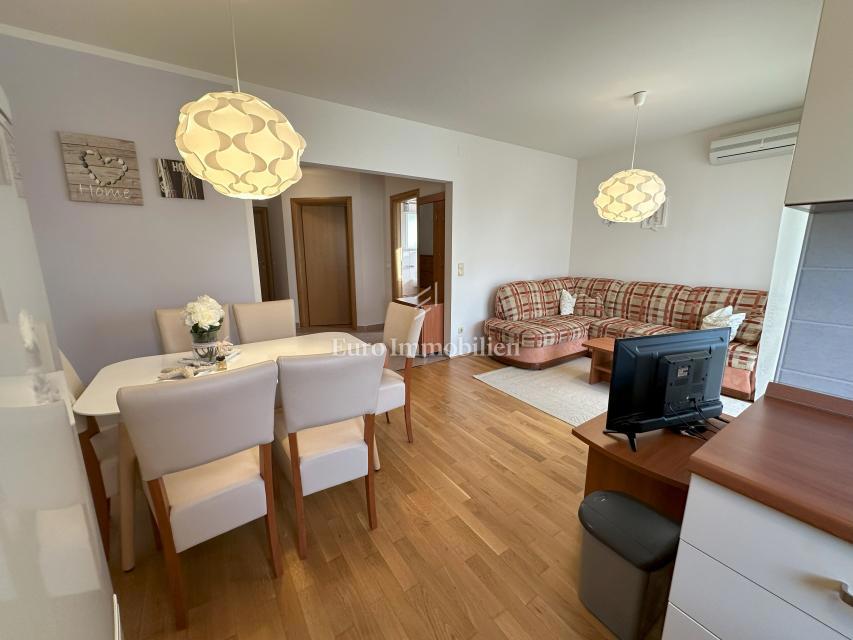 Opremljen apartma 100 metrov od morja!