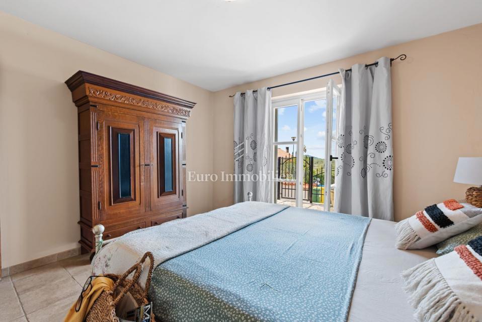 Čudovita samostojna vila z bazenom