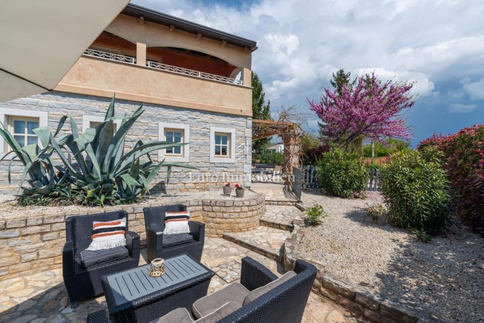 Čudovita samostojna vila z bazenom