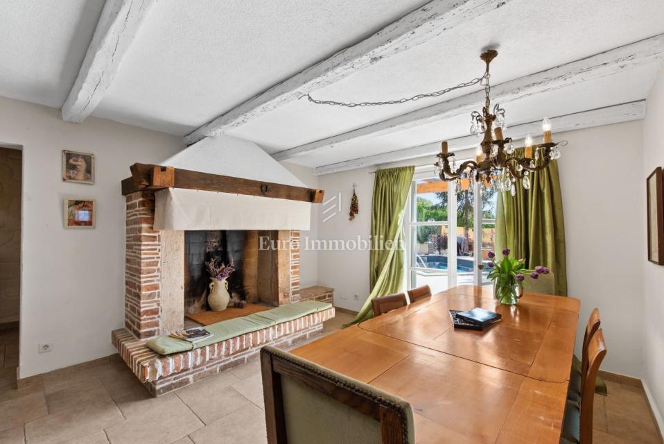 Čudovita samostojna vila z bazenom