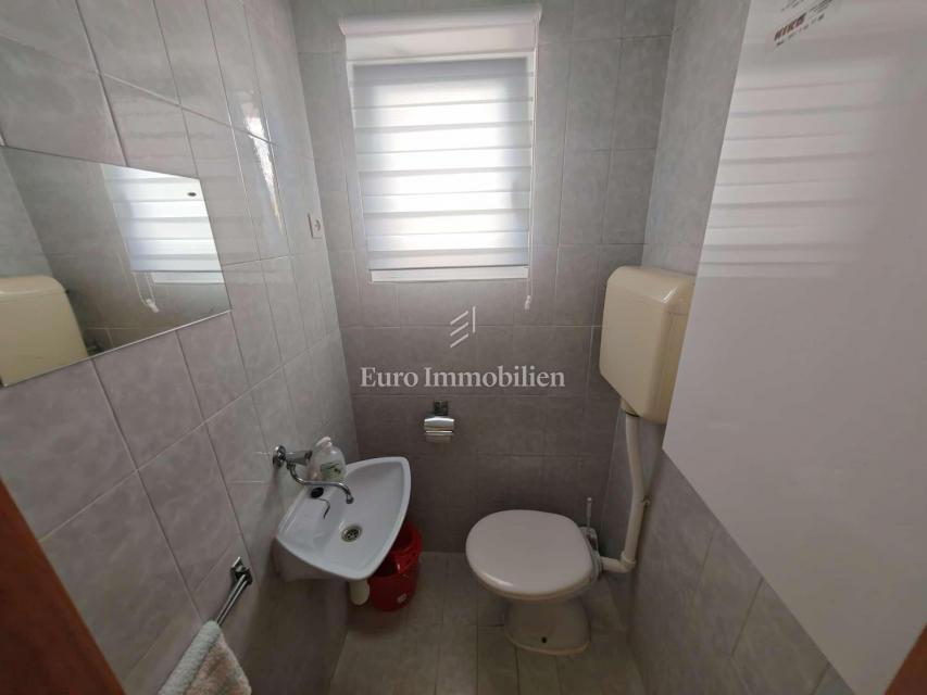 Hiša s 3 apartmaji 150 m od morja