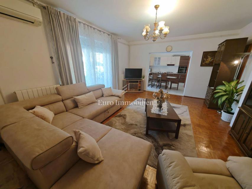 Hiša s 3 apartmaji 150 m od morja