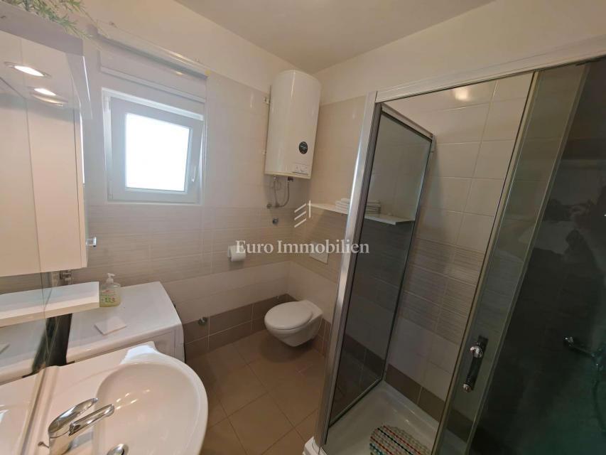 Hiša s 3 apartmaji 150 m od morja