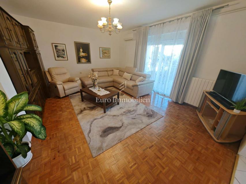 Hiša s 3 apartmaji 150 m od morja