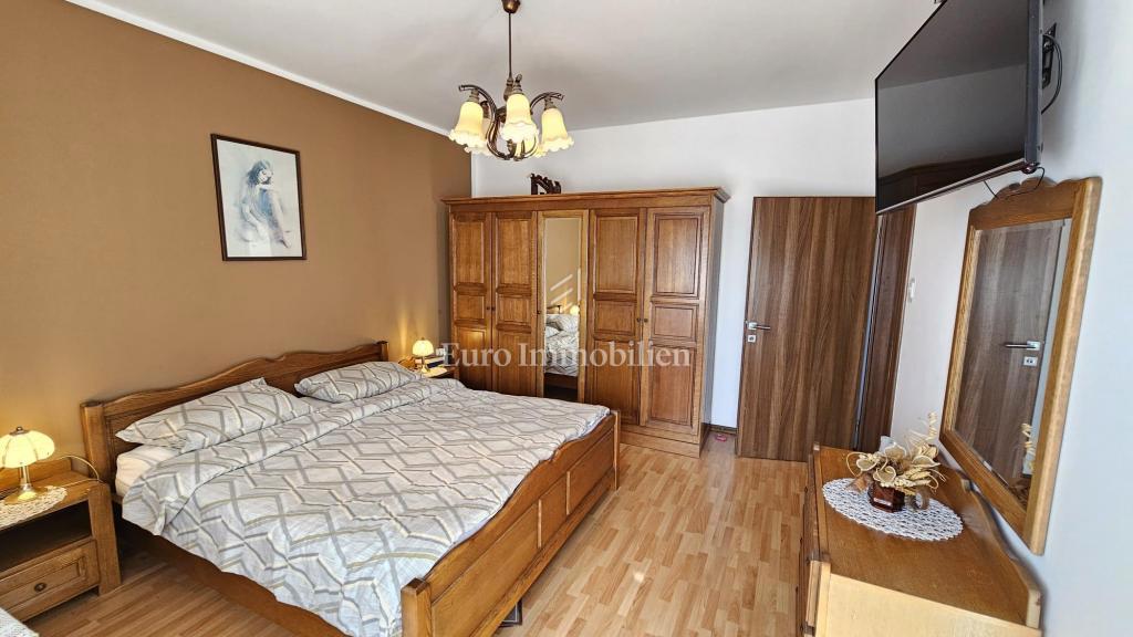 Hiša s 3 apartmaji 150 m od morja