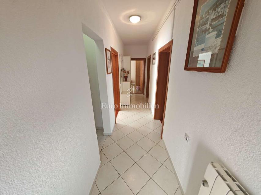 Hiša s 3 apartmaji 150 m od morja