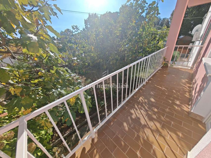 Hiša s 3 apartmaji 150 m od morja