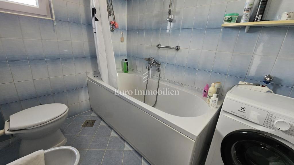 Hiša s 3 apartmaji 150 m od morja