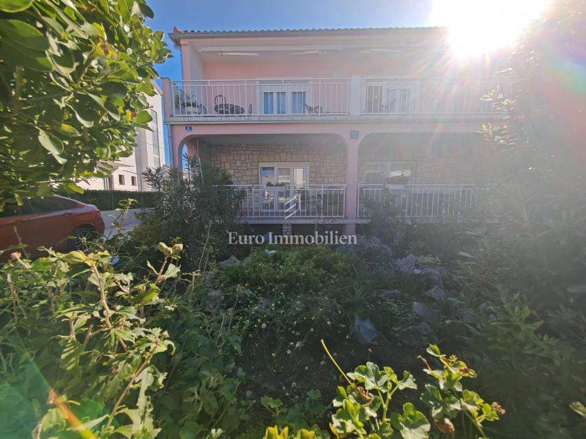 Hiša s 3 apartmaji 150 m od morja