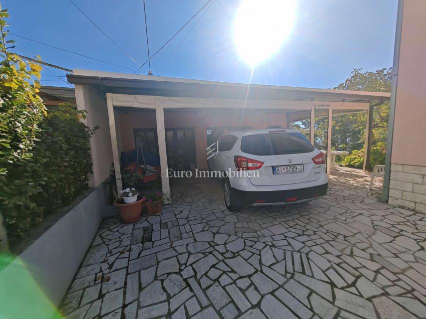 Hiša s 3 apartmaji 150 m od morja